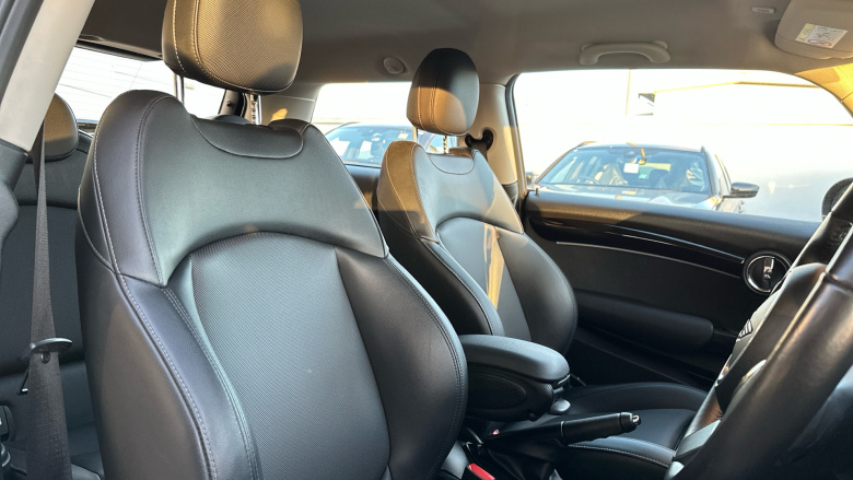 MINI Hatchback 1.5 Cooper Classic 3dr Auto [Comfort/Nav Pack] Petrol Hatchback